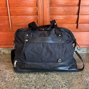 Lululemon runaway retreat duffel bag